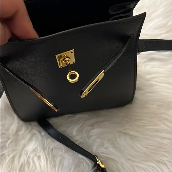 Elegant Black Crossbody Bag with Structured Design - Picture 6 of 10